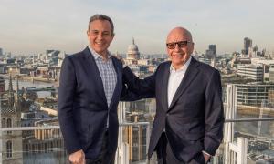 Robert A Iger, CEO da Disney (esquerda) e Rupert Murdoch, acionista e executivo da Fox (direita)
