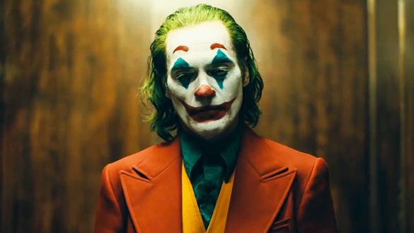 Joaquin Phoenix caracterizado como Coringa